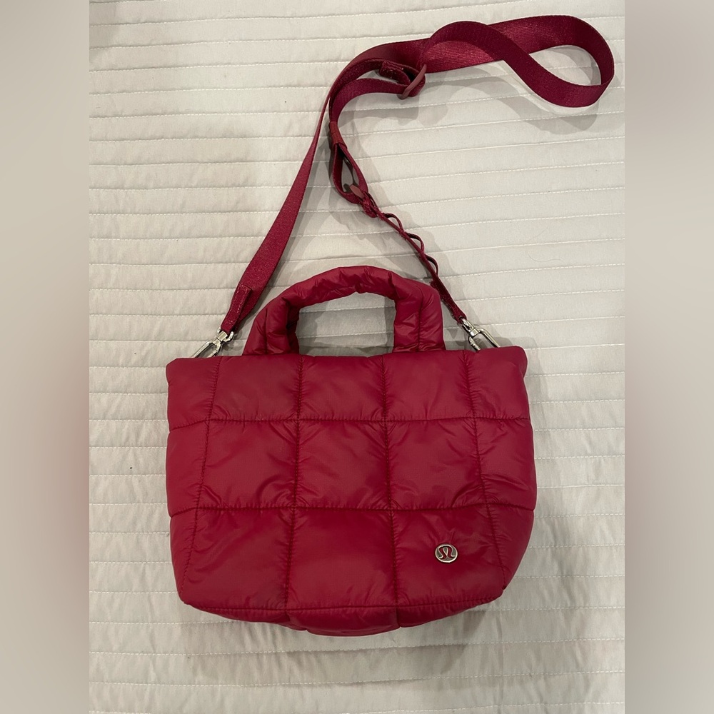 lululemon athletica quilted grid tote Cherry